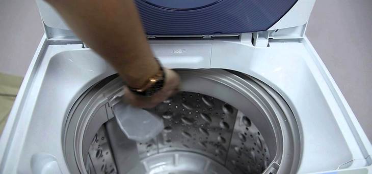 Течет вертикальная стиральная машина